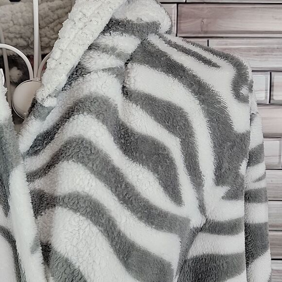 Tarea by Rue21 zebra plush robe One Size - Picture 4 of 11